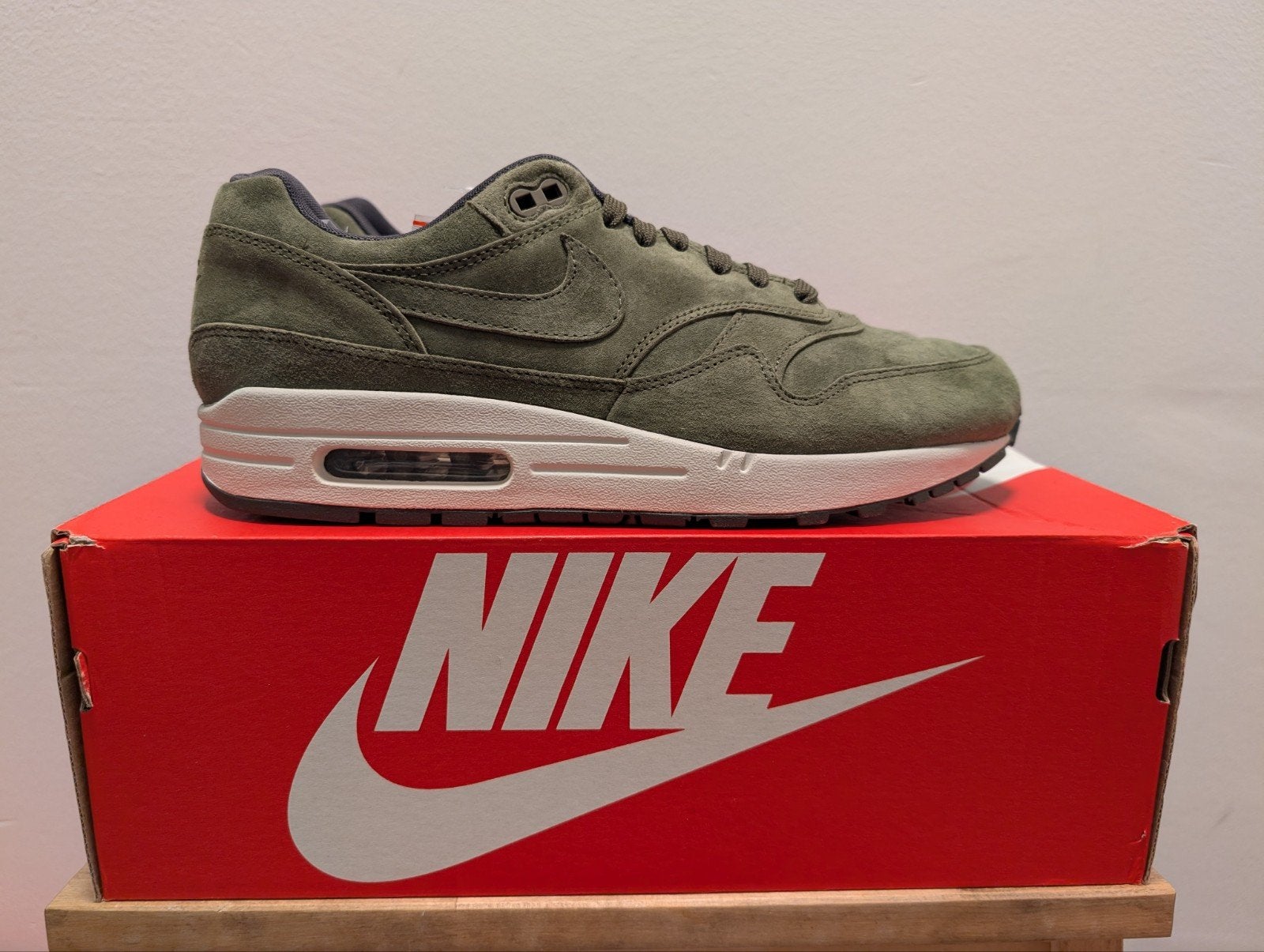 Nike Air Max 1 Olive Canvas Suede 43, Nike air max, Overige kleuren, Nieuw, Ophalen of Verzenden