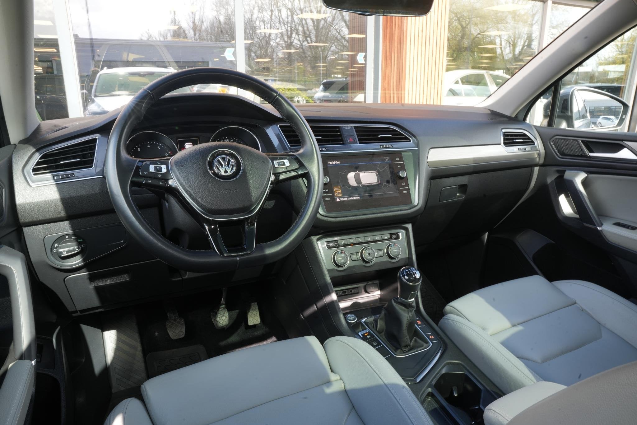 Foto 2 van Volkswagen Tiguan Allspace 1.5 TSI Comfortline Business Pano
