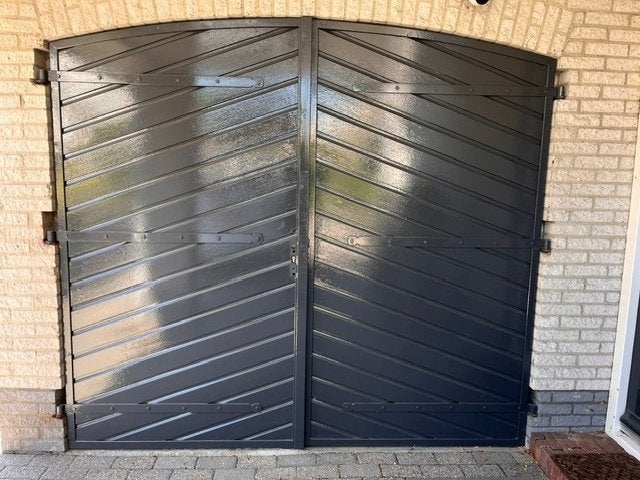 Hardhouten dubbele garagedeuren in boogvorm, Ophalen, Gebruikt, 120 cm of meer, Garagedeur