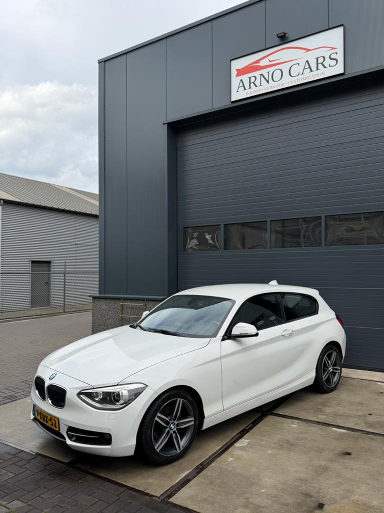 BMW 1-Serie 114i 3-DR 2013 Wit - COMPLEET IN ORDE - APK ✅, 1-Serie, 4 cilinders, Wit, 19 km/l