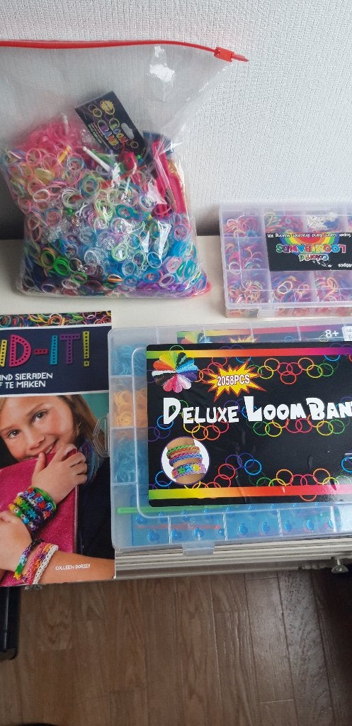 heel veel Loom bandjes en voorbeeld boek, Ophalen of Verzenden, Overige typen