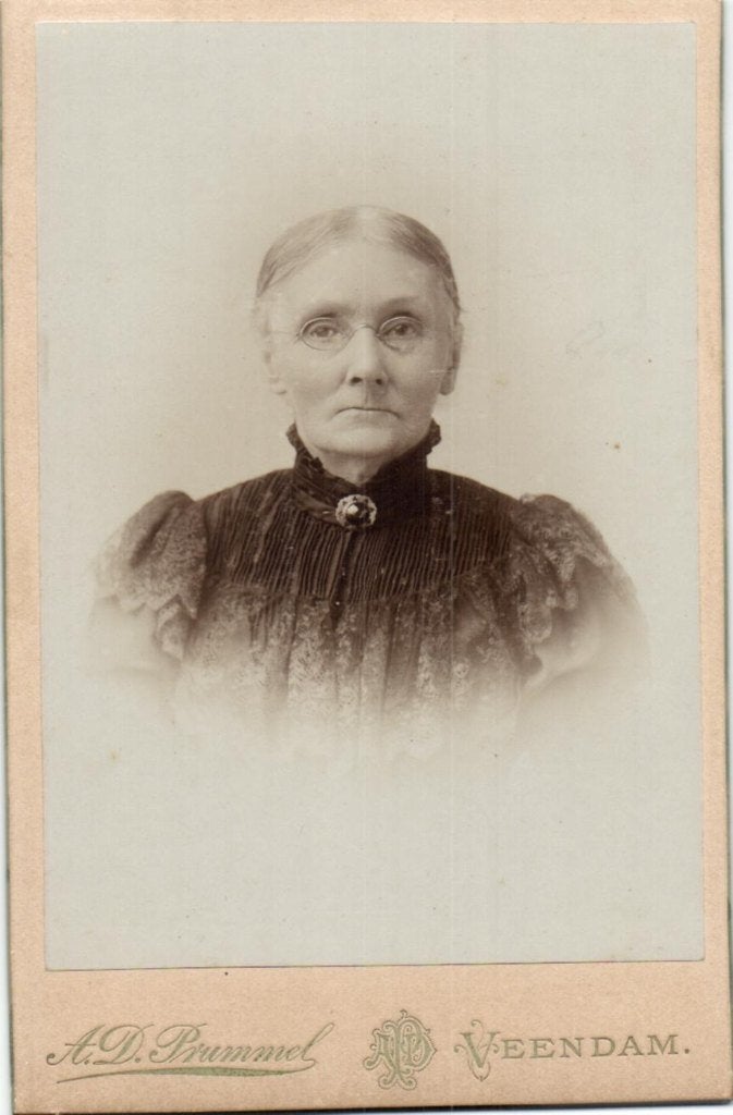 Kabinet foto - A.D. Prummel - Veendam - dame in fraaie jurk, Verzamelen, Foto's en Prenten, Gebruikt, Foto, Klederdracht, Ophalen of Verzenden