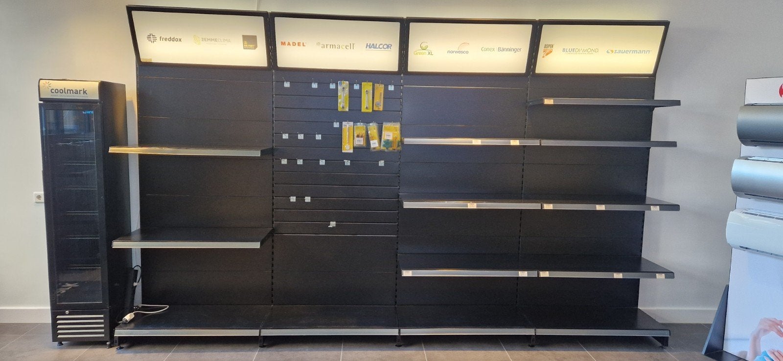 Twee sets zwarte winkel stellingen 1x met verlichting, Huis en Inrichting, Ophalen