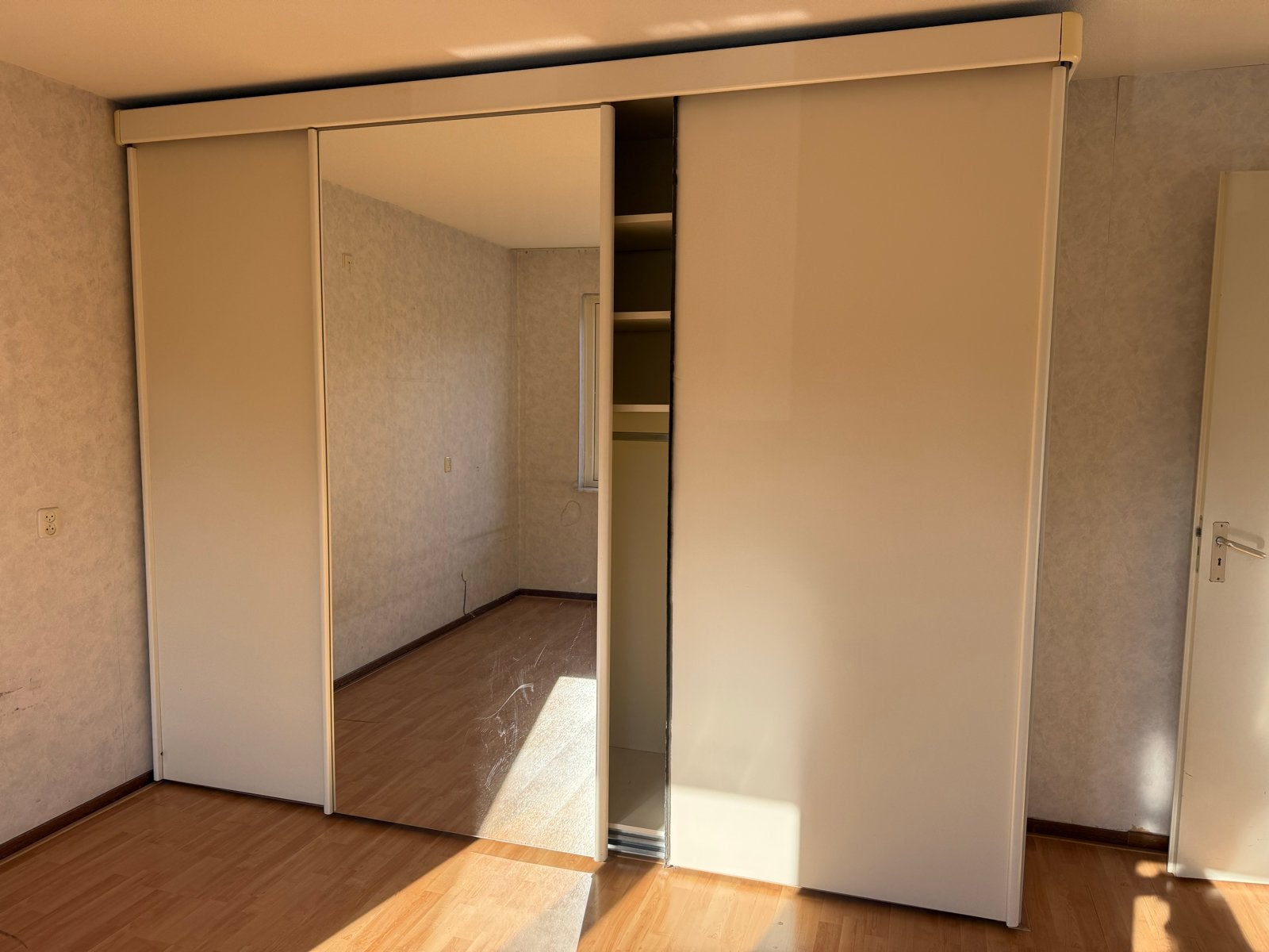 Kledingkast met schuifdeuren en spiegel - Zelf demonteren, Huis en Inrichting, Ophalen, Gebruikt, 200 cm of meer, 50 tot 75 cm