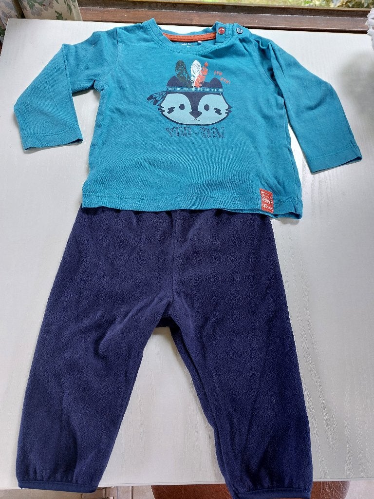 donkerblauw velours broekje en indianentruitje l.mouw mt.68, Kinderen en Baby's, Babykleding | Maat 68, Gebruikt, Ophalen of Verzenden