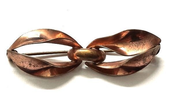 Vintage Modernistische koperen broche, abstract Blad, Ophalen of Verzenden, Zo goed als nieuw, Goud, Overige materialen