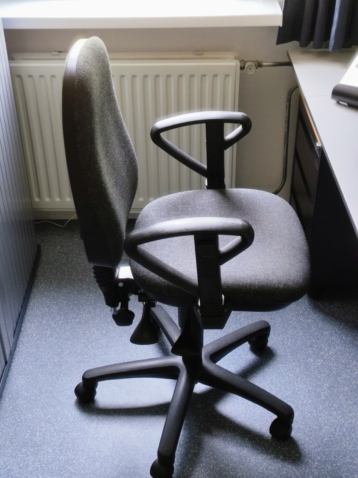 Comfortabele professionele bureaustoel - Grijs/Zwart, Huis en Inrichting, Bureaustoelen, Ophalen, Gebruikt, Grijs, Bureaustoel