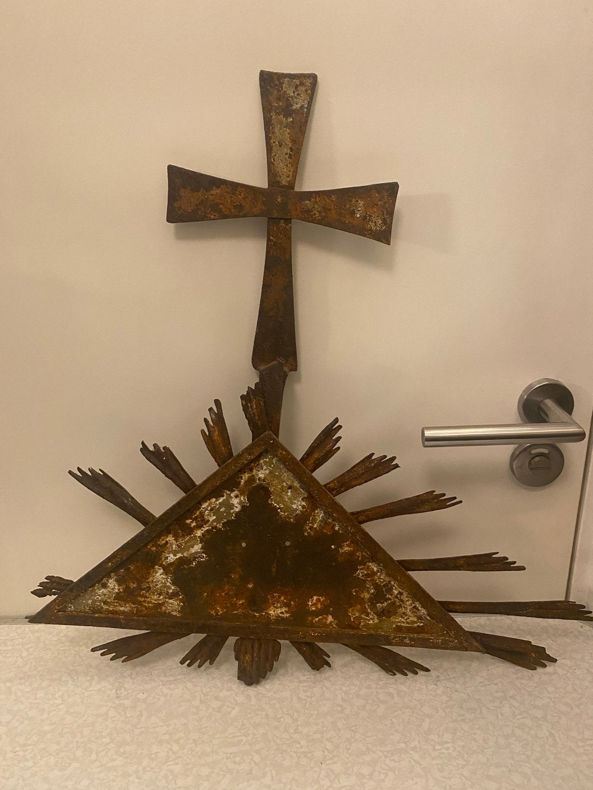 Oud smeedijzeren grafkruis met stralend oog, Antiek en Kunst, Ophalen of Verzenden