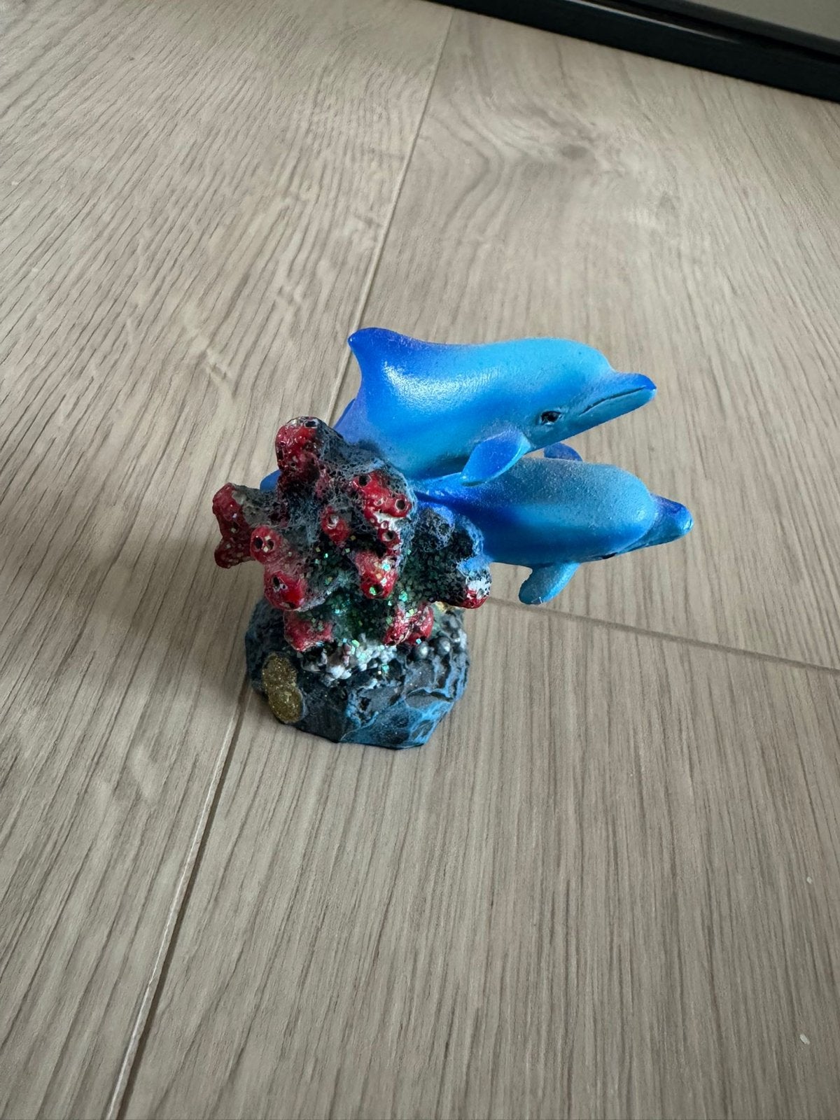 Decoratieve dolfijnen met koraalbeeldje, Ophalen of Verzenden, Gebruikt, Dier