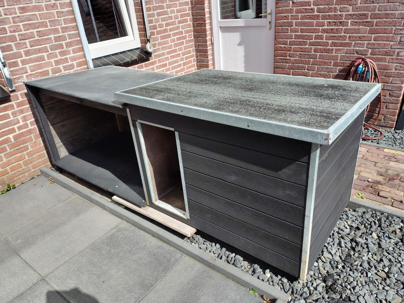 zwart hondenhok met overkapping/ligolaats, Ophalen of Verzenden, 110 cm of meer, 100 cm of meer