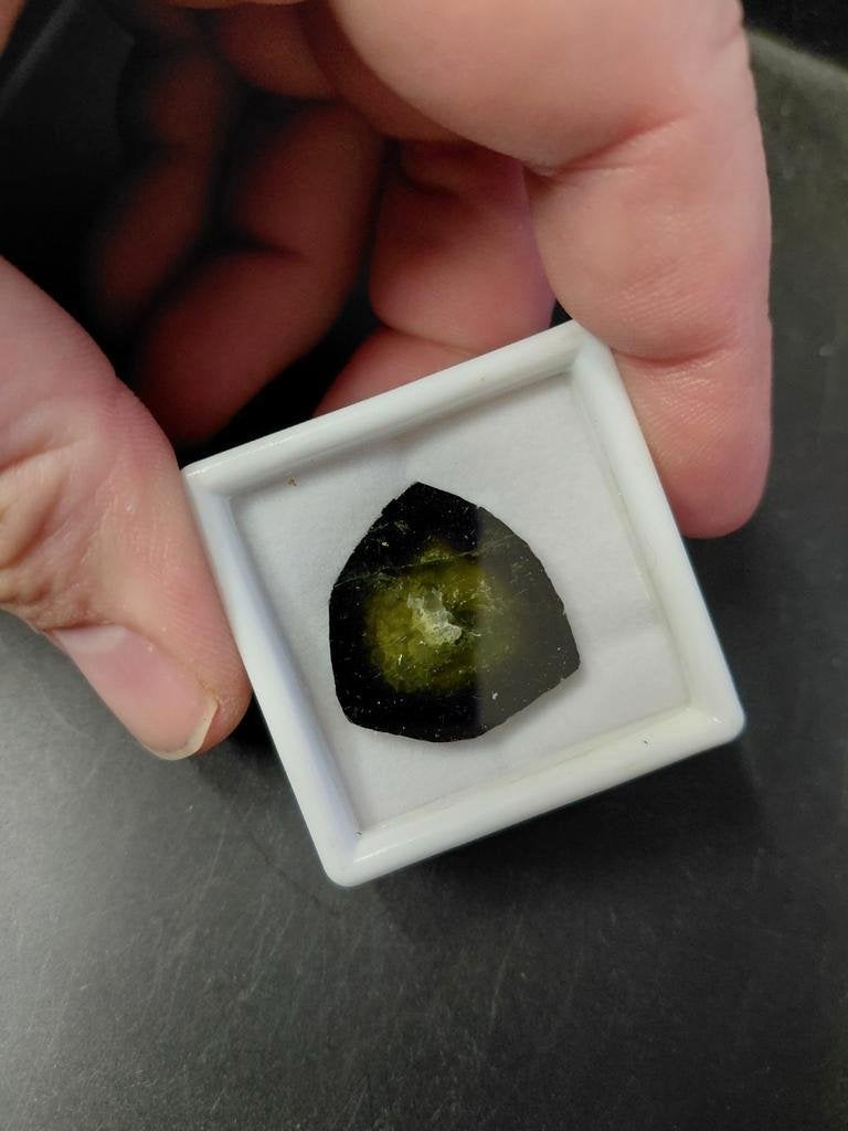 Zwart en groen geslepen toermalijn schijfje, Ophalen of Verzenden, Nieuw