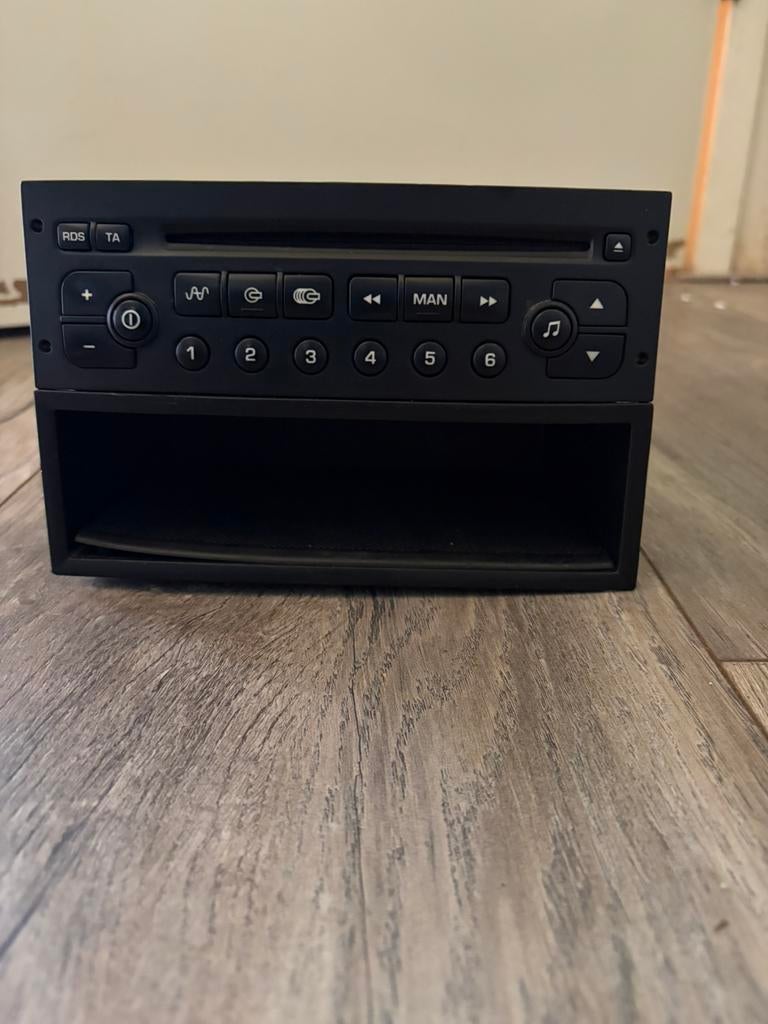 Originele peugeot radio komt uit een 307sw 2004., Auto diversen, Autoradio's, Ophalen of Verzenden, Zo goed als nieuw