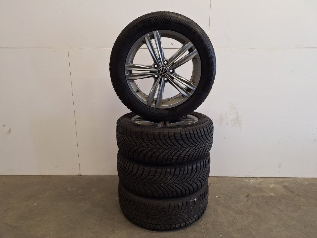 Winterbanden 235/55/R18 Volkswagen Tiguan, Auto-onderdelen, Banden en Velgen, Ophalen, 18 inch, Gebruikt, Banden en Velgen