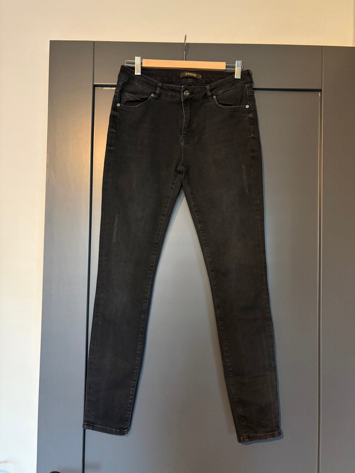 Donkergrijze skinny spijkerbroek maat 30 te koop, Verzenden, Zo goed als nieuw, Grijs, W30 - W32 (confectie 38/40)