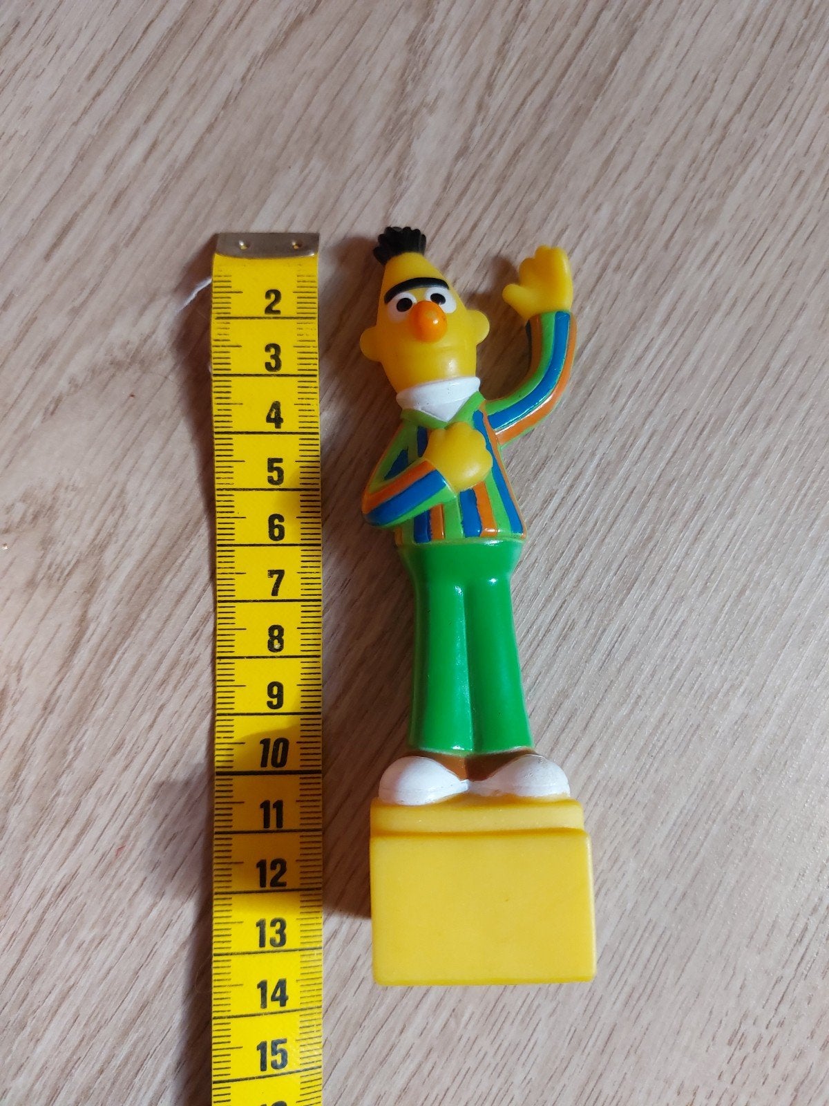 2x Bert poppetje op standaard Sesamstraat, Verzamelen, Poppetjes en Figuurtjes, Ophalen of Verzenden