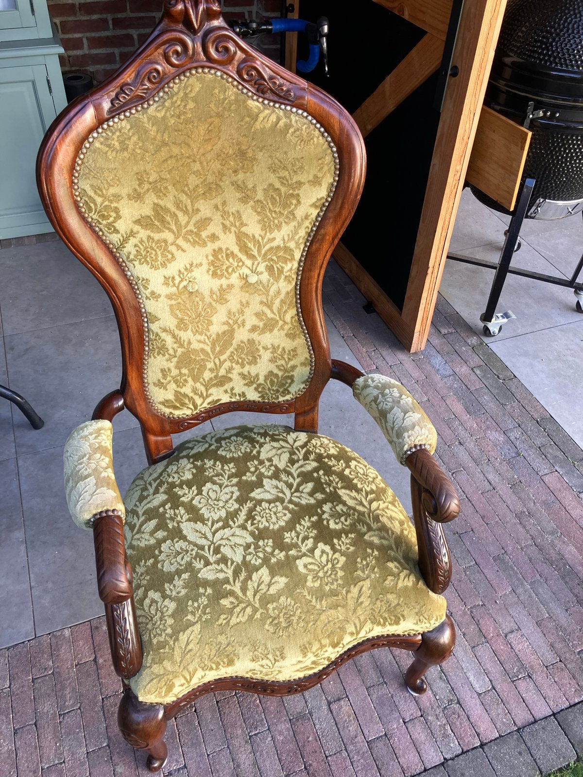 Antieke fauteuil met groen gebloemde bekleding, Ophalen