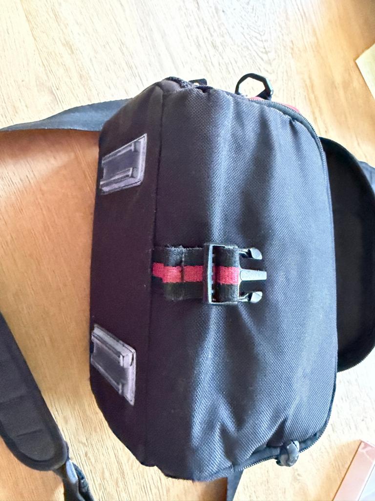 Vanguard cameratas - Zwart met rood accent, Ophalen of Verzenden, Gebruikt, Schoudertas, Overige merken