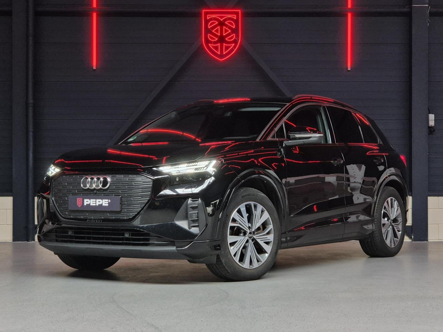Audi Q4 e-tron 40 Advanced Ed. 77 kWh |TREK|LEDER|MATRIX|ACC, Auto's, Audi, Automaat, Achterwielaandrijving, Gebruikt, Zwart