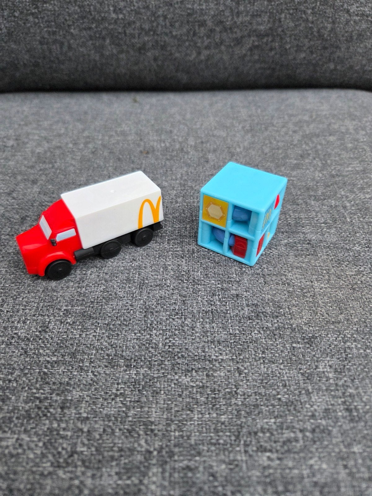 McDonald's Happy Meal speelgoed: vrachtwagen en kubus, Ophalen of Verzenden, Zo goed als nieuw, Jongen of Meisje