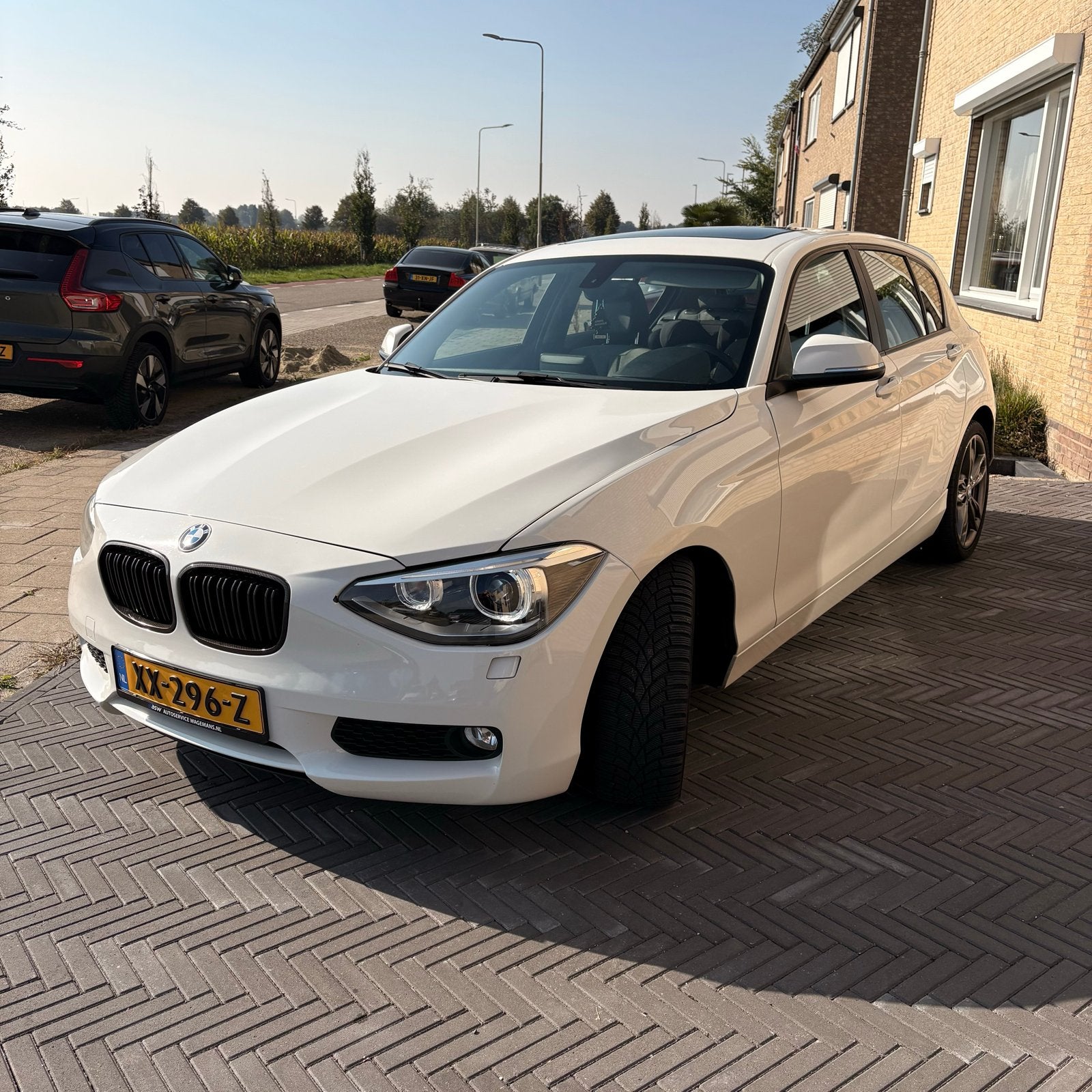 BMW 1-serie 116i Business+ 2012, Panoramadak,Parkeersensoren, Auto's, 1-Serie, Panoramadak, Zwart, 4 cilinders