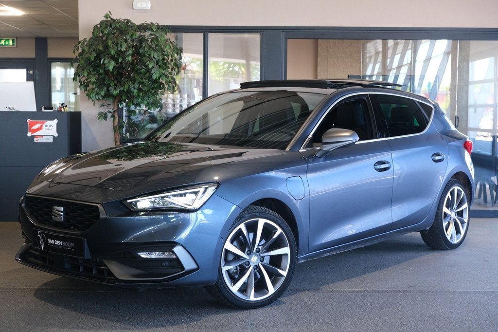 Seat Leon 1.4 TSI eHybrid PHEV FR 204PK Pano Led ACC Navi Vi, Auto's, Seat, Gebruikt, Leon, Leder en Stof, Grijs