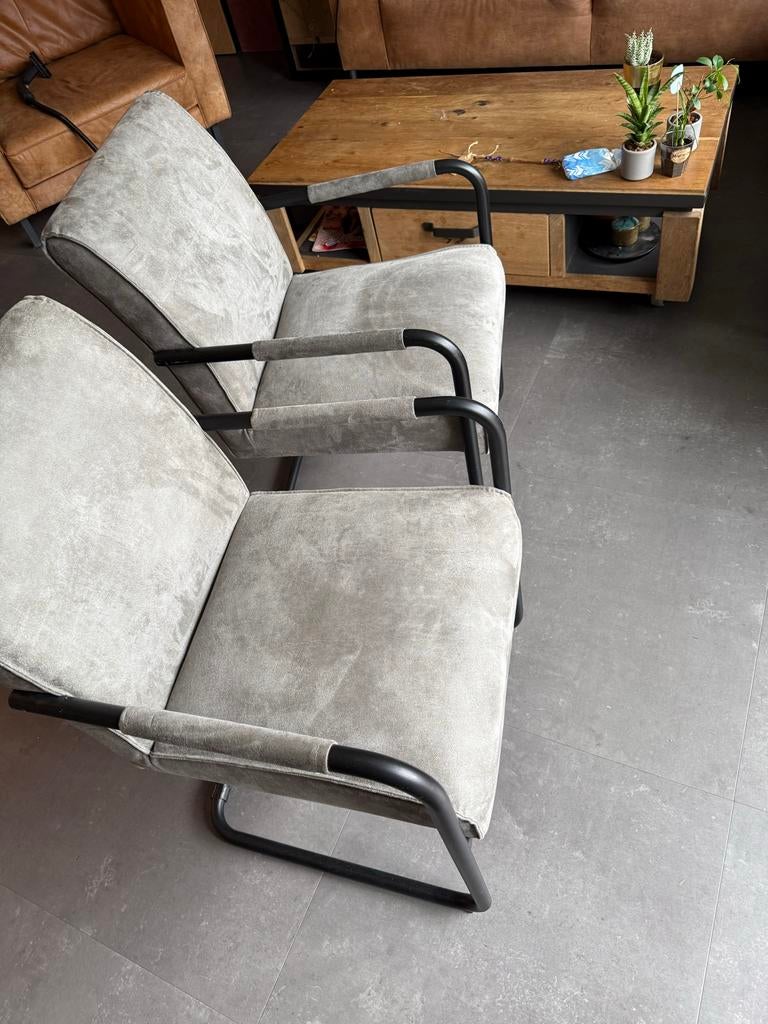 Set van 2 grijze eetkamerstoelen met zwart metalen frame, Huis en Inrichting, Stoelen, Ophalen, Zo goed als nieuw, Twee, Modern, industrieel