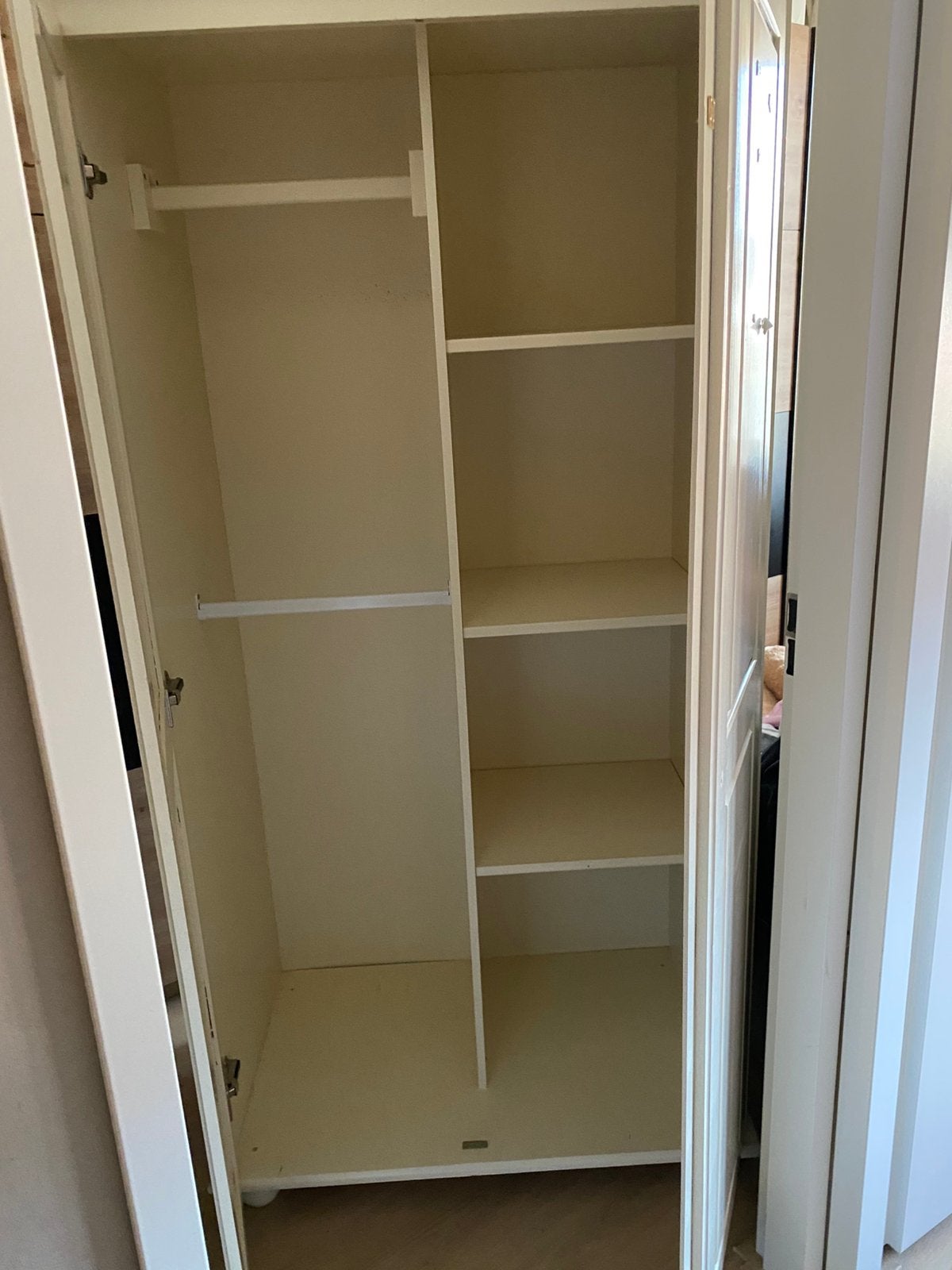 Gratis (kinder) kledingkast, Huis en Inrichting, Kasten | Vitrinekasten, Ophalen, Gebruikt, 50 tot 100 cm, 150 tot 200 cm
