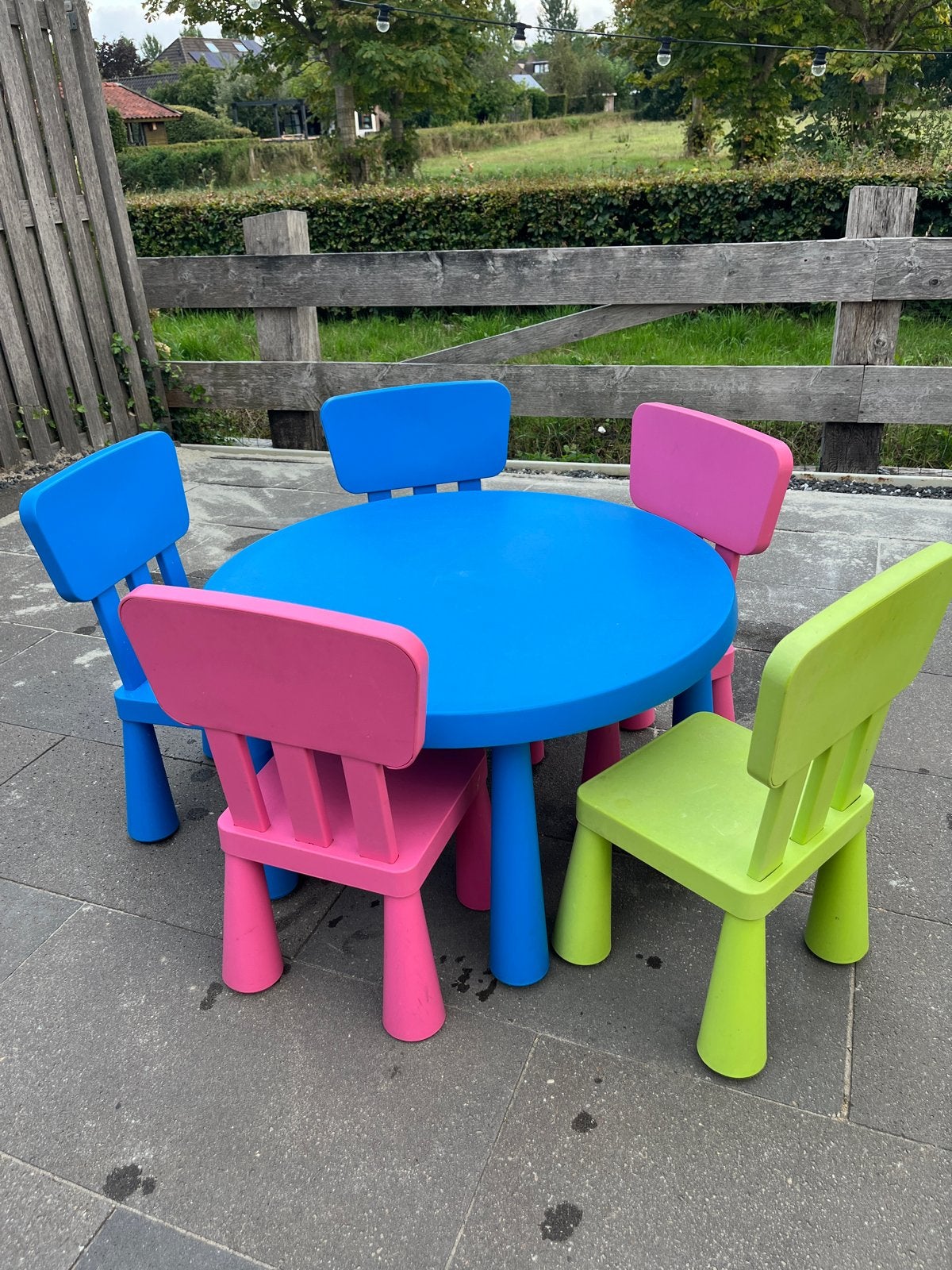 IKEA kindertafel met 5 stoelen (diverse kleuren), Ophalen, Gebruikt, Tafel(s) en Stoel(en)