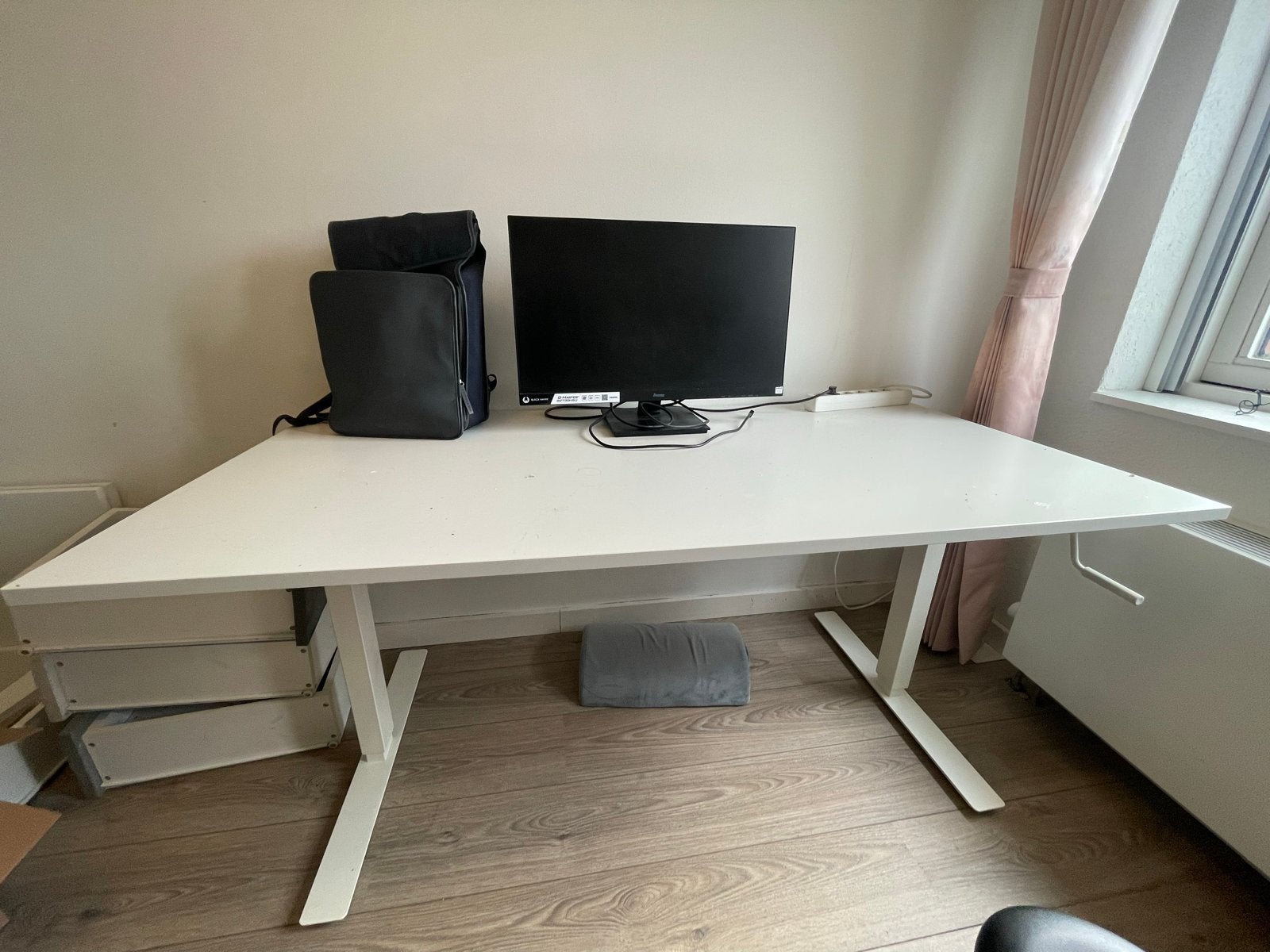 Foto 2 van Wit in hoogte verstelbaar bureau - ideaal voor thuiswerken
