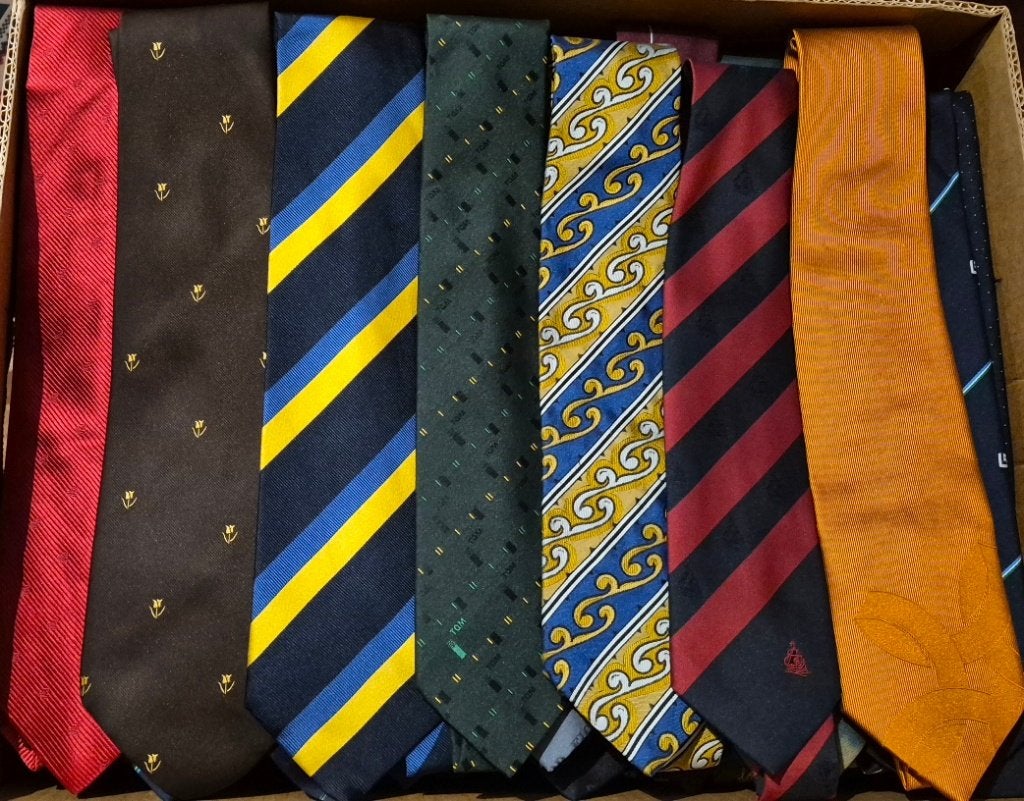 Verzameling bedrijfslogo stropdassen 200+ stuks B17 doos, Kleding | Heren, Stropdassen, Ophalen of Verzenden, Zo goed als nieuw
