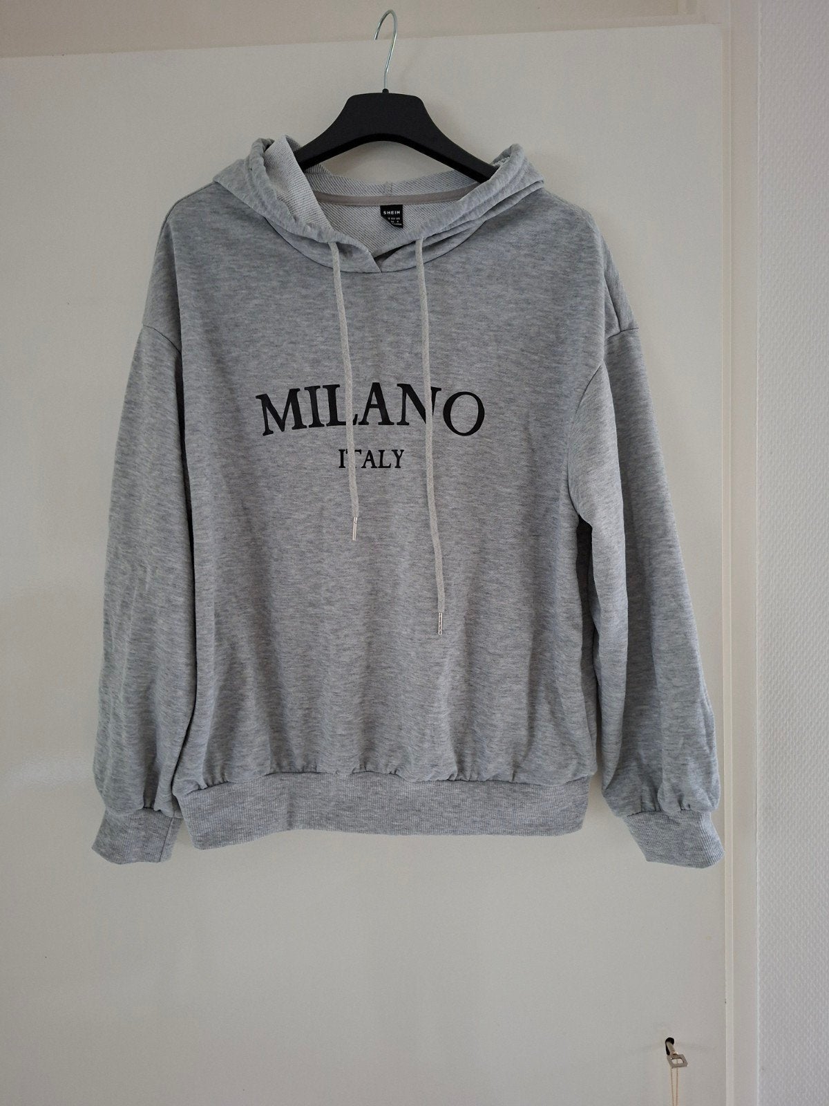 Grijze hoodie met 'Milano Italy' opdruk maat S, Kleding | Dames, Truien en Vesten, Ophalen of Verzenden, Zo goed als nieuw, Maat 36 (S)