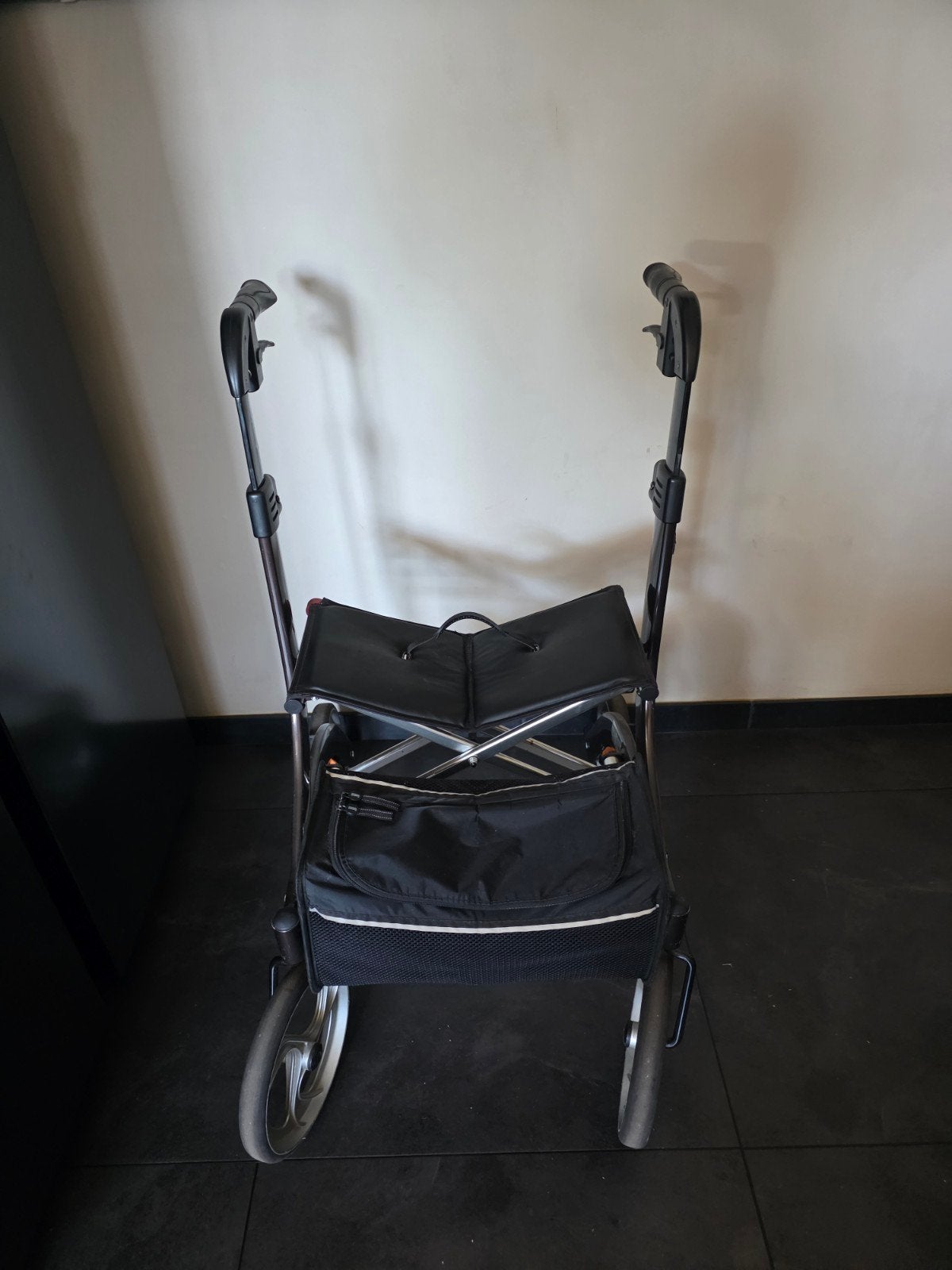 Licht gewicht rollator met mandje  Travixx, Ophalen of Verzenden, Opvouwbaar, Gebruikt