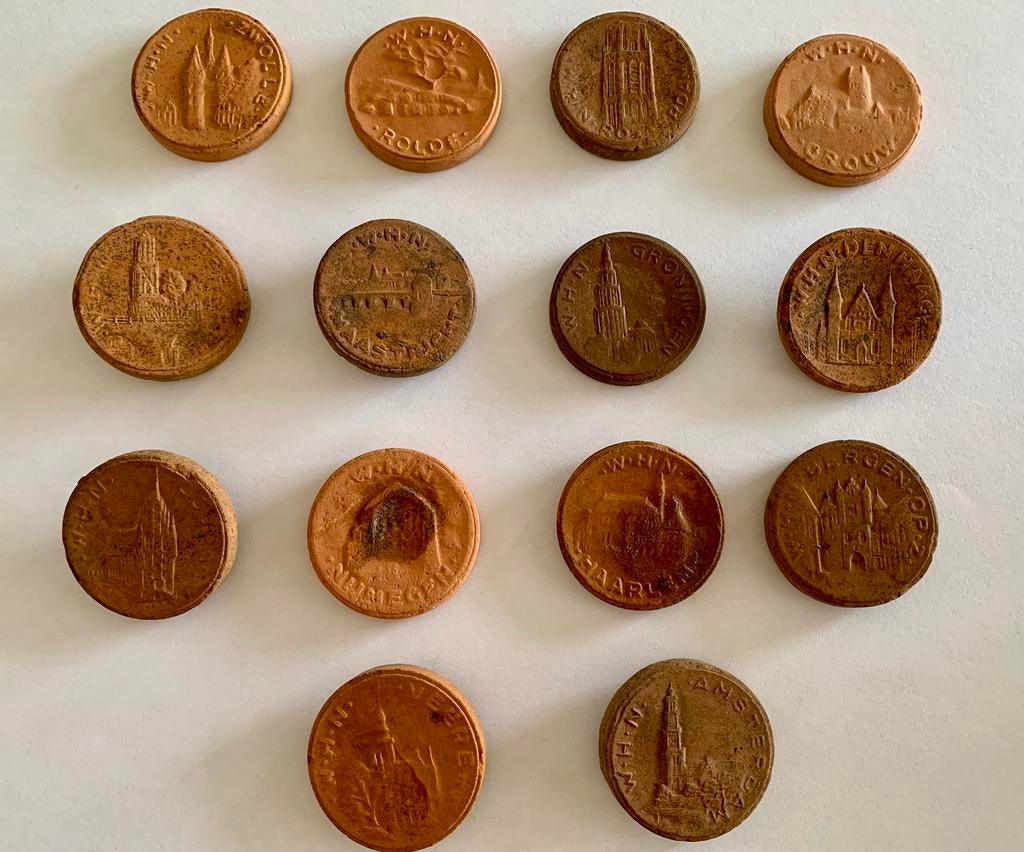WHN Winterhulp Nederland, 14 terracotta schijfjes met steden, Verzamelen, Ophalen of Verzenden, Overige soorten, Nederland, Overige typen
