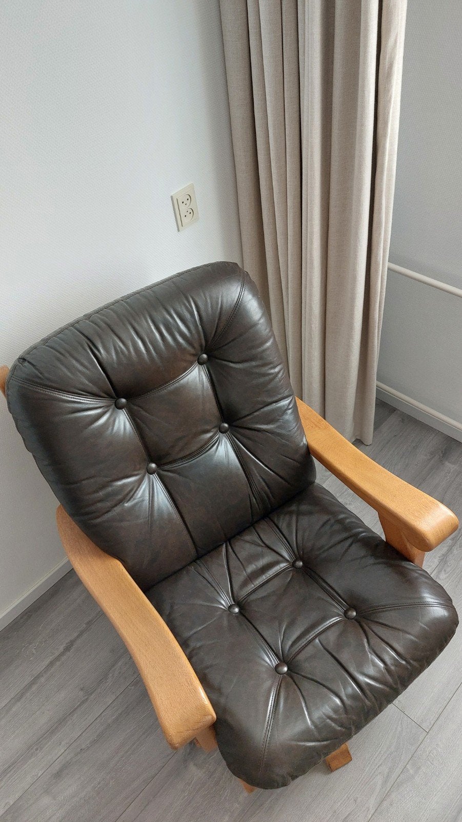 Leren fauteuil met eikenhouten armleuningen, Huis en Inrichting, Ophalen, Gebruikt, Klassiek, Comfortabel, Bruin