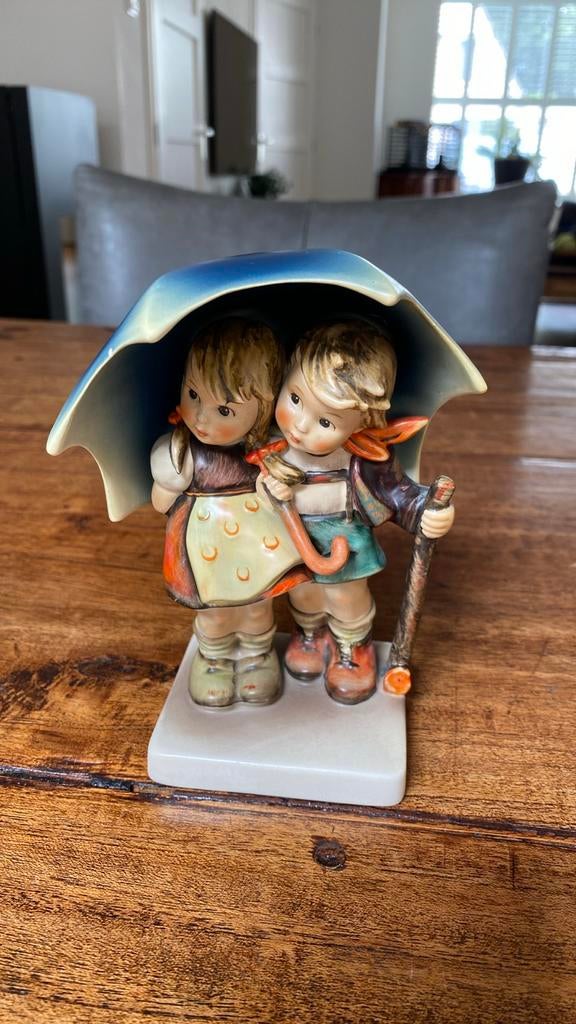 Vintage Hummel beeldje: Twee kinderen onder paraplu, Verzamelen, Beelden en Beeldjes, Ophalen of Verzenden, Gebruikt, Hummel