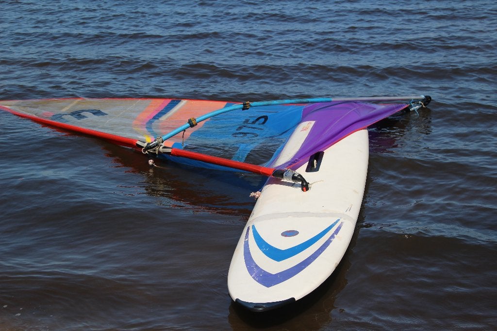 GRATIS afhalen: Mistral windsurfer - jaren ‘80, Watersport en Boten, Windsurfen, Ophalen, Mistral, Gebruikt, 5 tot 6.5 m²