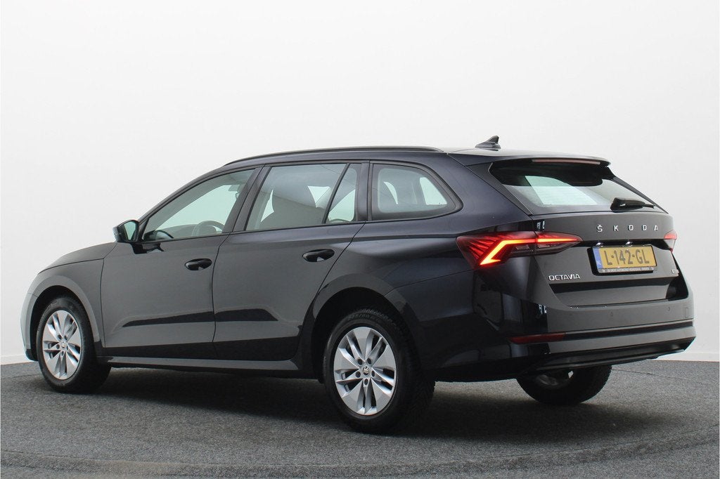 Skoda Octavia Combi 1.0 e-TSI DSG Business Edition Virtual C, Auto's, Skoda, Gebruikt, 3 cilinders, Onderhoudsboekje, 999 cc