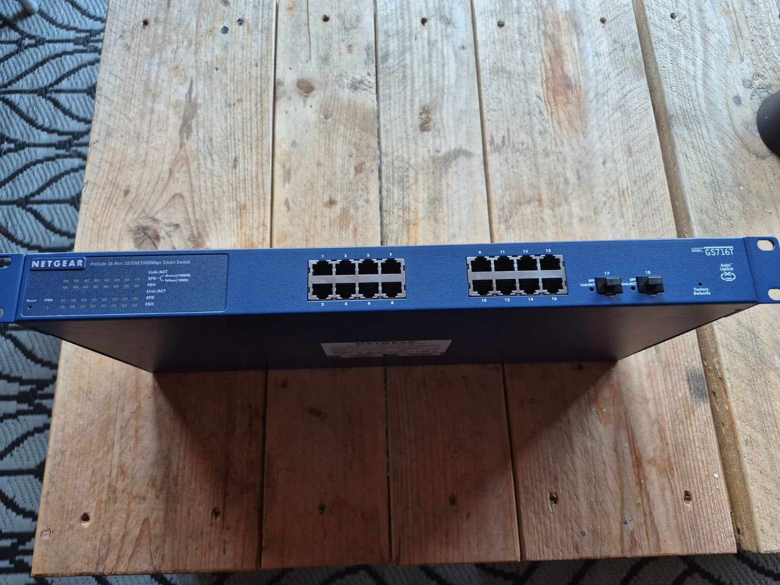 Netgear ProSafe GS716T v3 Gigabit Smart Switch, Computers en Software, Netwerk switches, Ophalen of Verzenden, Gebruikt