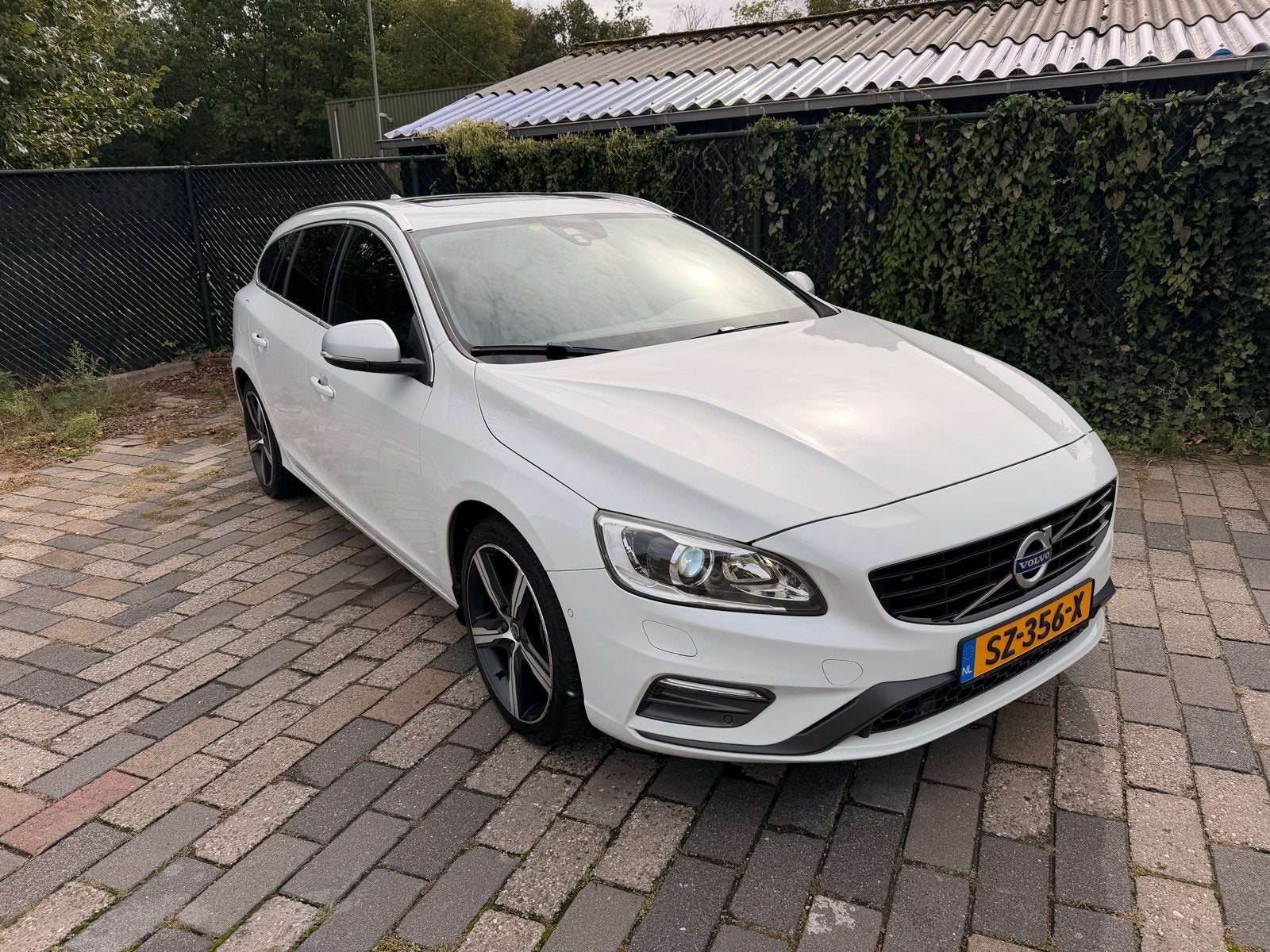 Volvo V60 T4 190pk R Design Geartronic Dakraam Leder, Auto's, Zwart, 1969 cc, Wit, Origineel Nederlands