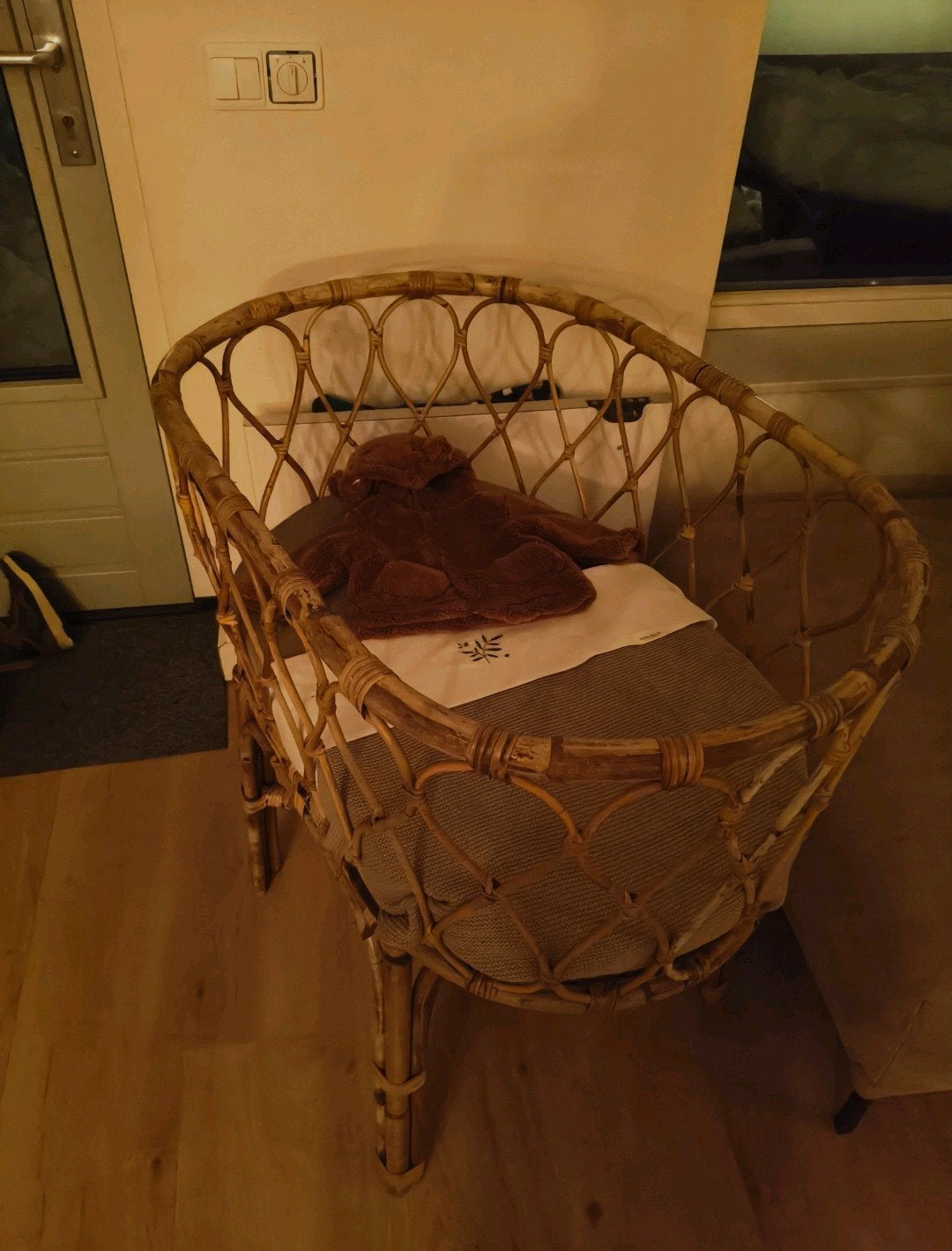 Rotan wieg met matrasje, Ophalen, Zo goed als nieuw, Wieg