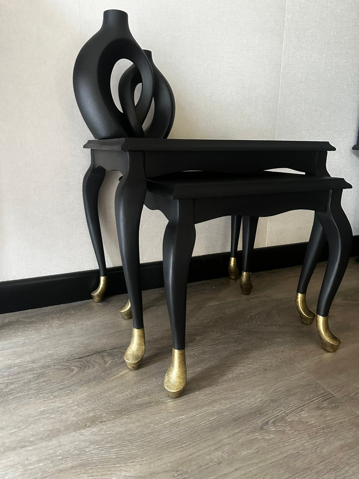 Foto 12 van Gerestylede wandkast wandmeubel mat zwart goud