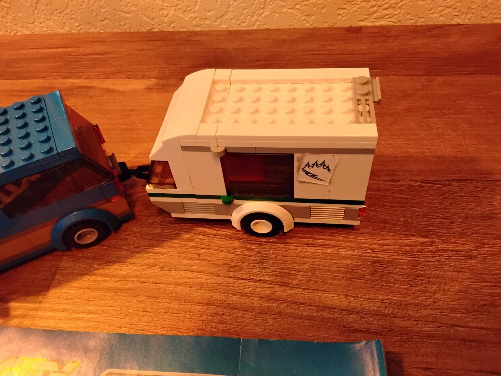 Foto 4 van LEGO CITY Auto met caravan - 60117