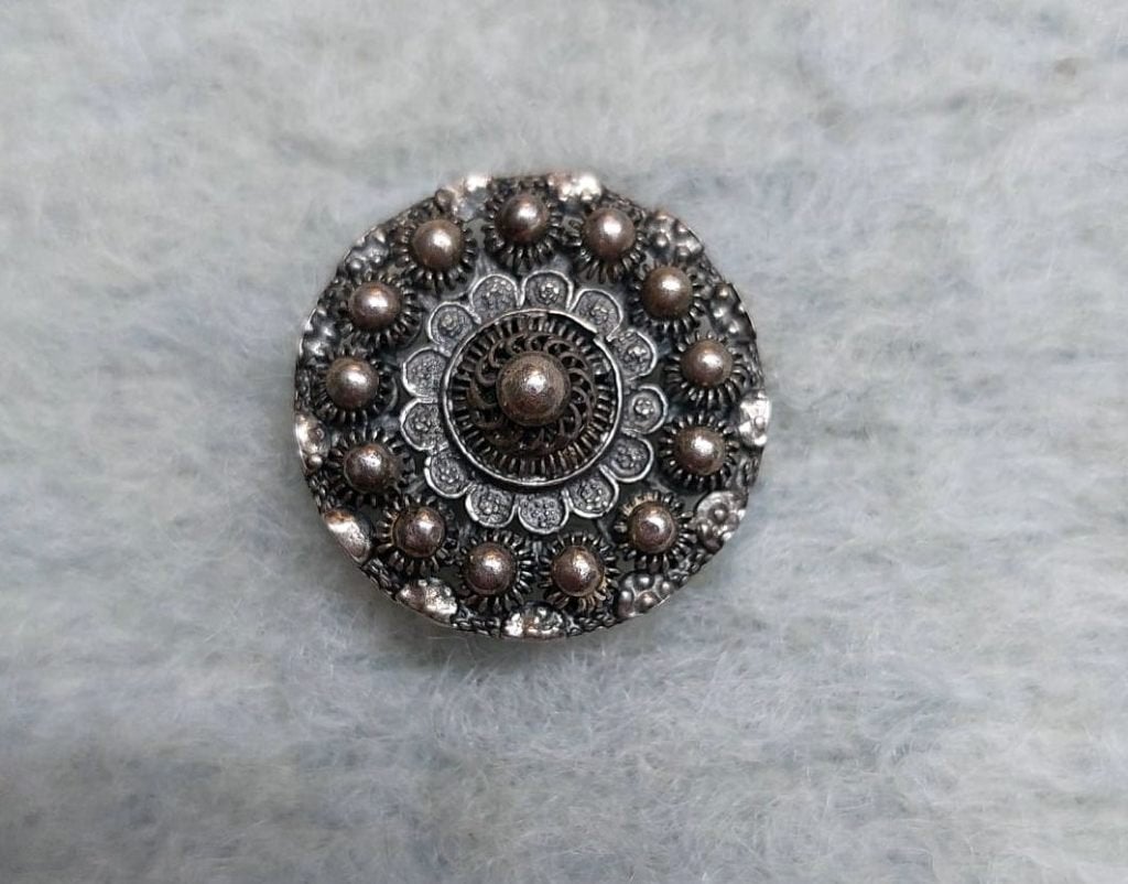 Broche met Zeeuwse knoop., Overige materialen, Gebruikt, Minder dan 4 cm, Ophalen of Verzenden