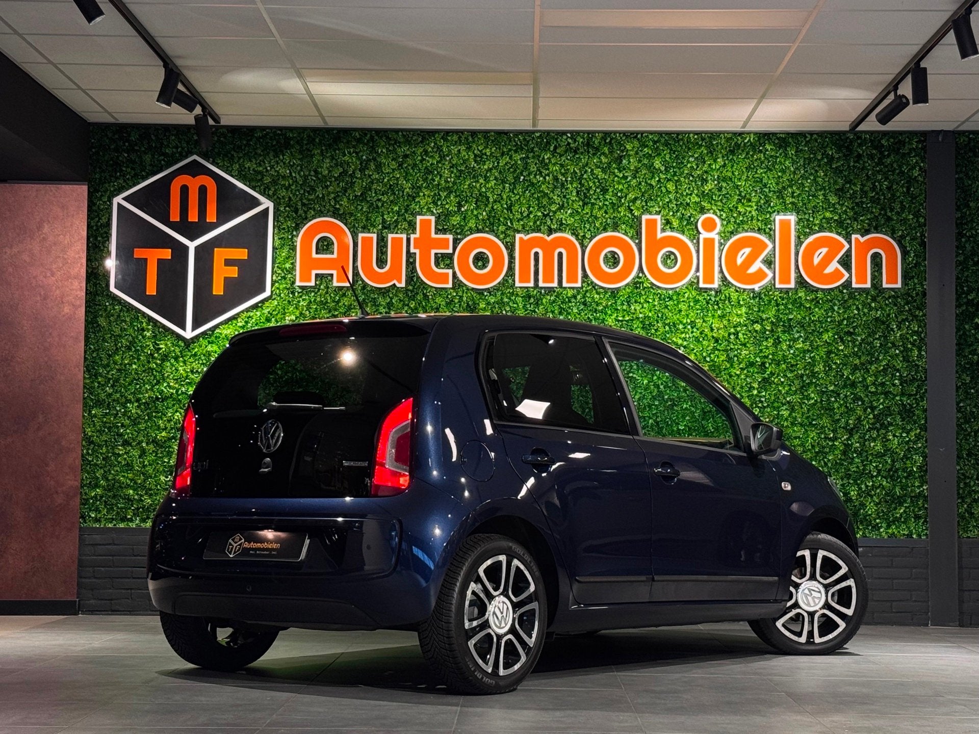 Volkswagen Up! 1.0 HIGH UP! BlueMotion |HALFLEDER|OrgNL|Elek, Voorwielaandrijving, Euro 5, Gebruikt, Leder en Stof