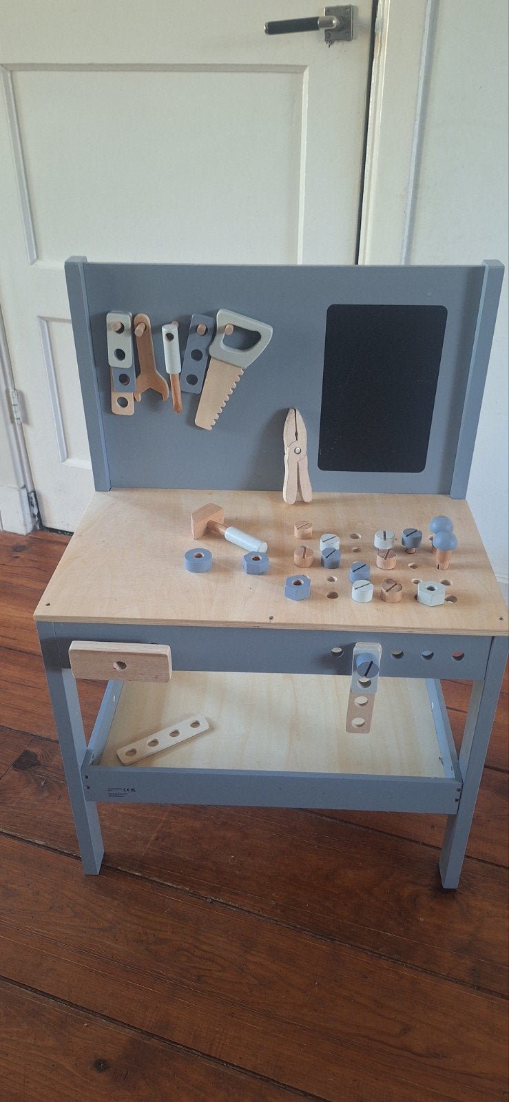Houten werkbank voor kinderen met gereedschap