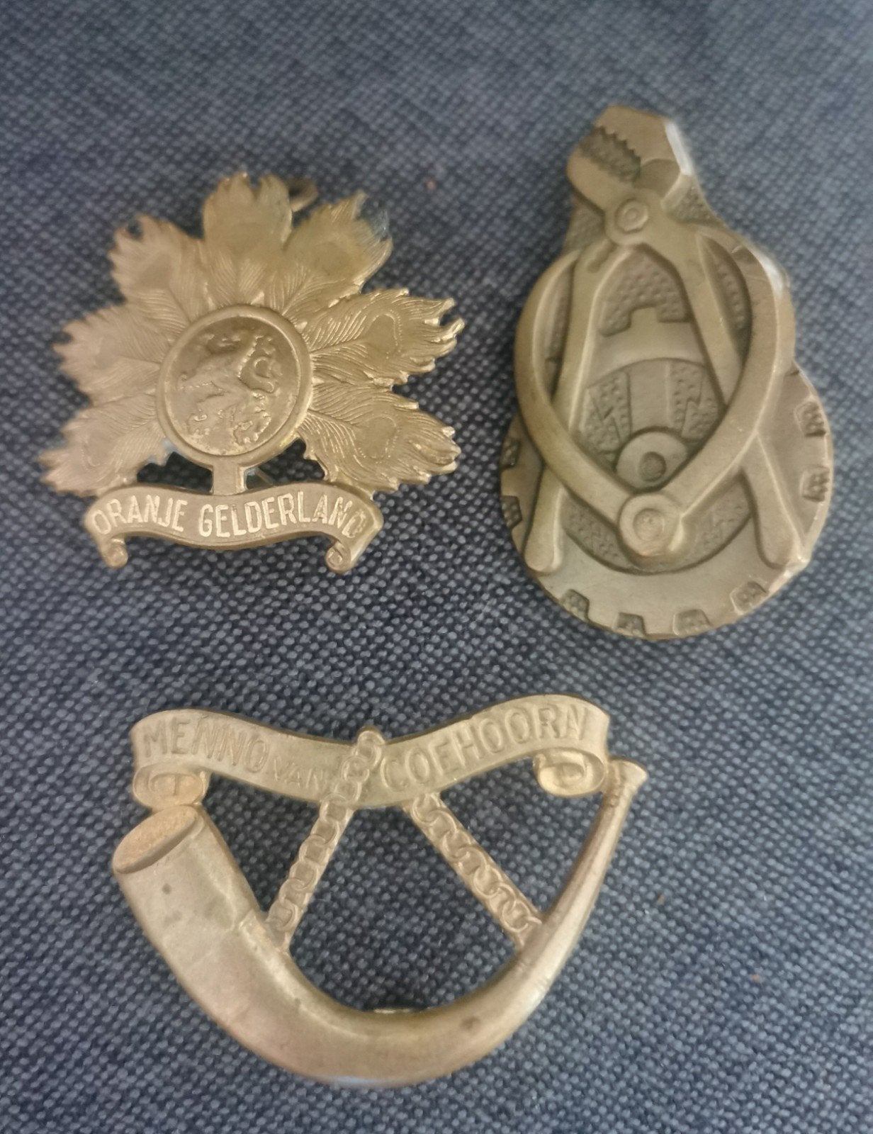 3 oude kraagspiegels/schouder emblemen, Verzamelen, Verzenden, Landmacht, Nederland, Embleem of Badge