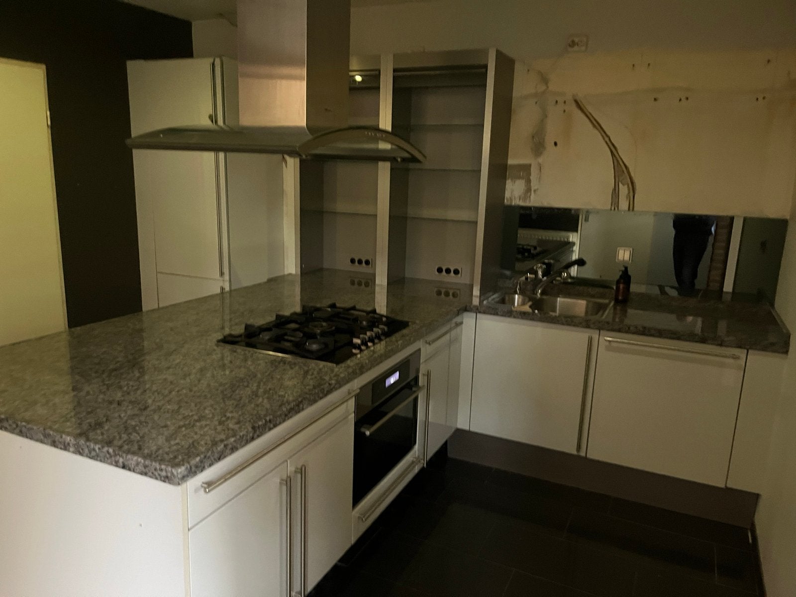 Moderne keuken met eiland en inbouwapparatuur, Huis en Inrichting, Gebruikt, Wit, Hoekkeuken, Graniet of Steen