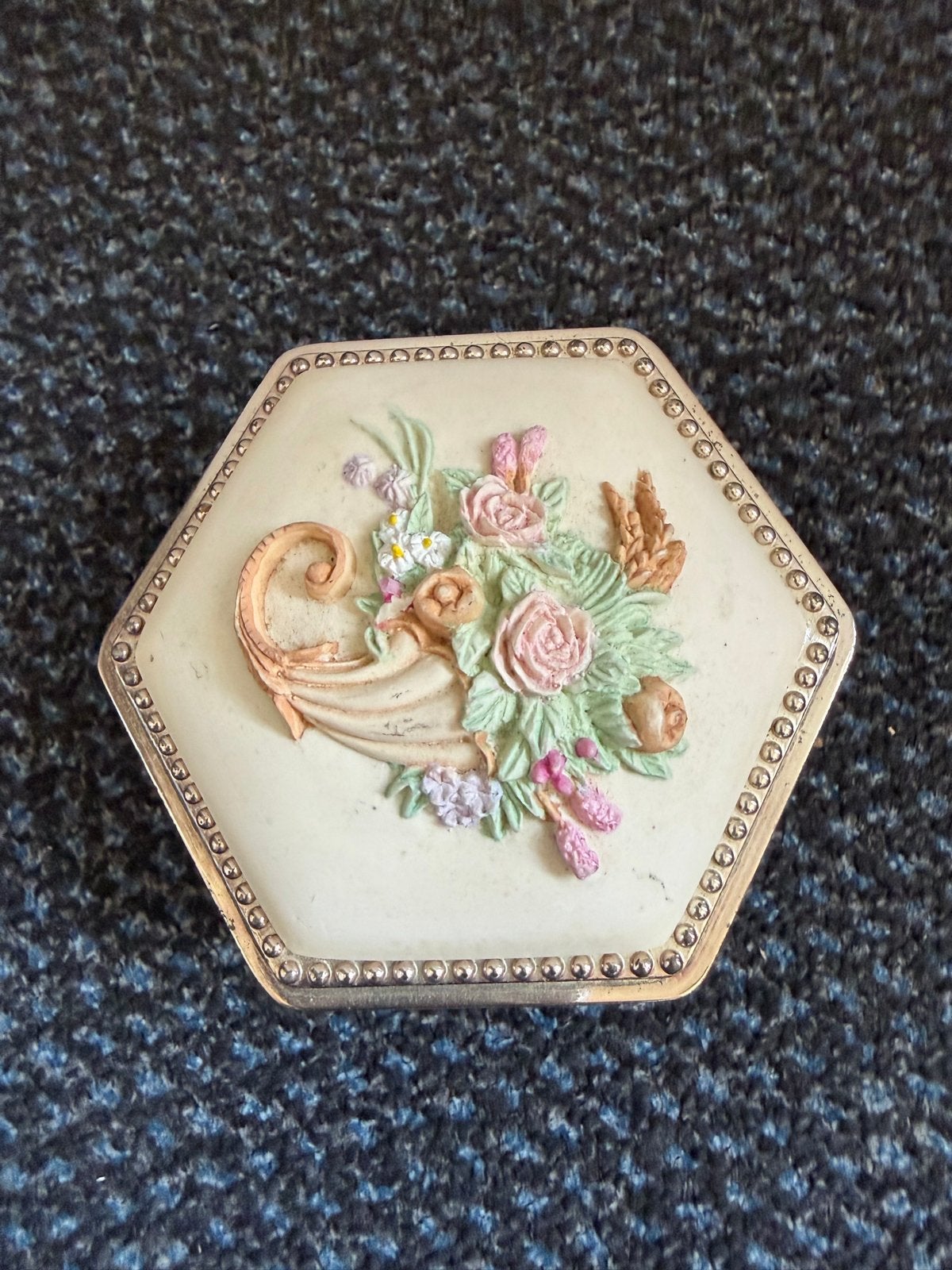Vintage zeshoekig doosje met bloemenreliëf, Ophalen of Verzenden