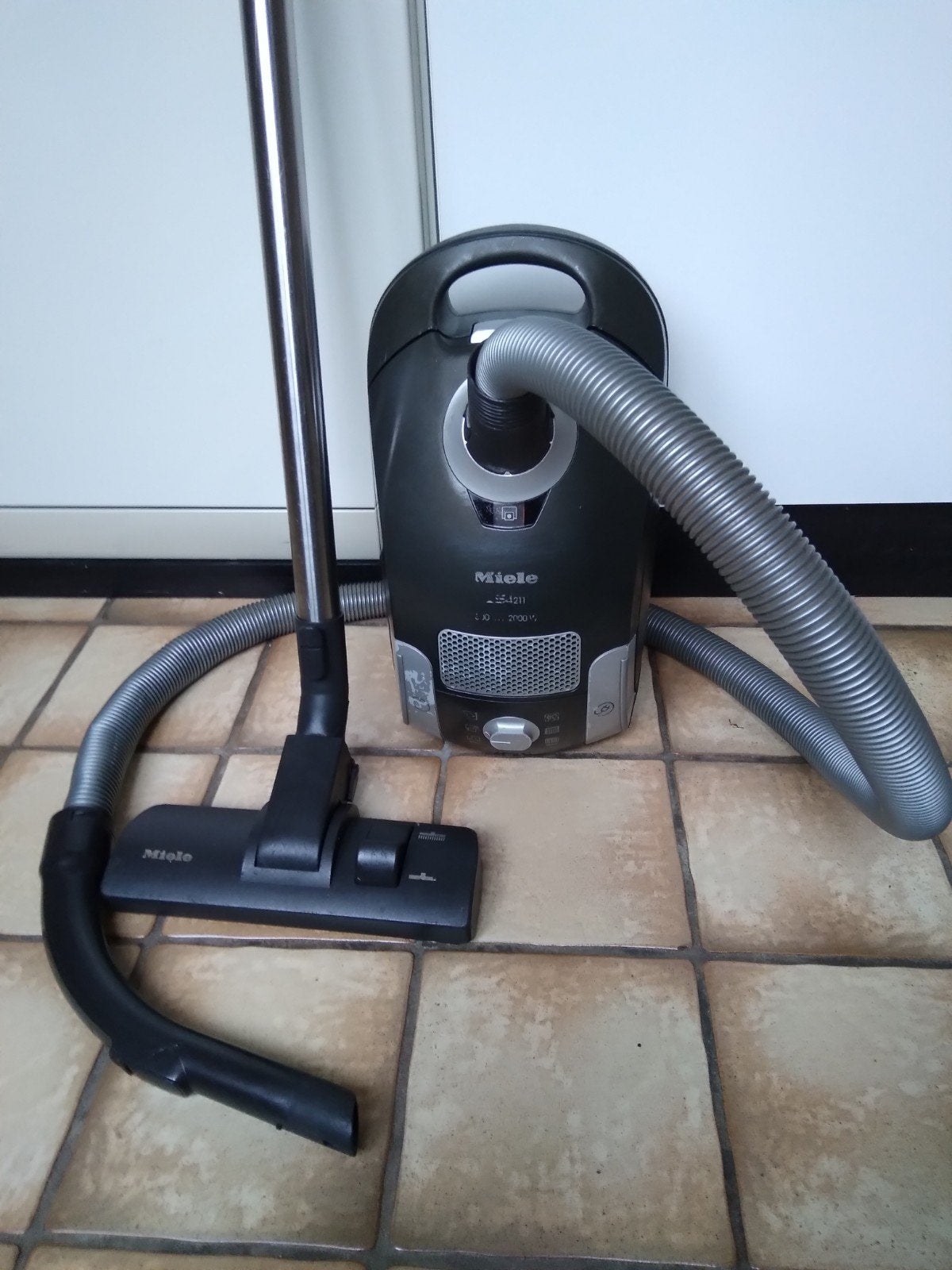 Miele S4211 Stofzuiger 300 ×××× 2000 watt, Witgoed en Apparatuur, Inclusief accessoires, Gebruikt, Miele, 2000 watt of meer
