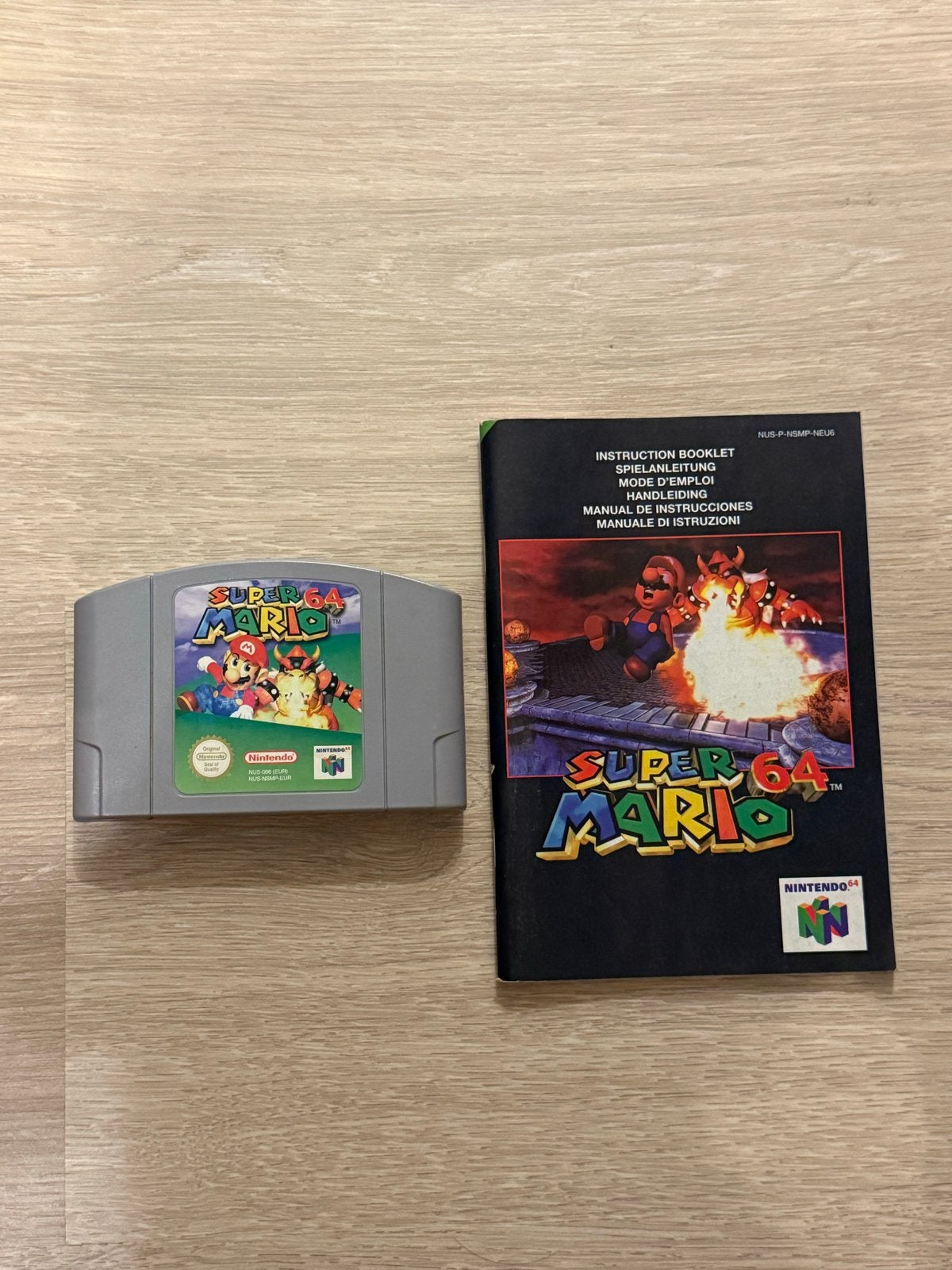 Super Mario 64 + handleiding, Spelcomputers en Games, Games | Nintendo 64, 1 speler, Ophalen of Verzenden, Zo goed als nieuw, Vanaf 3 jaar